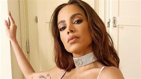 De biquíni ultracavado e fio dental, Anitta faz sessão de ...